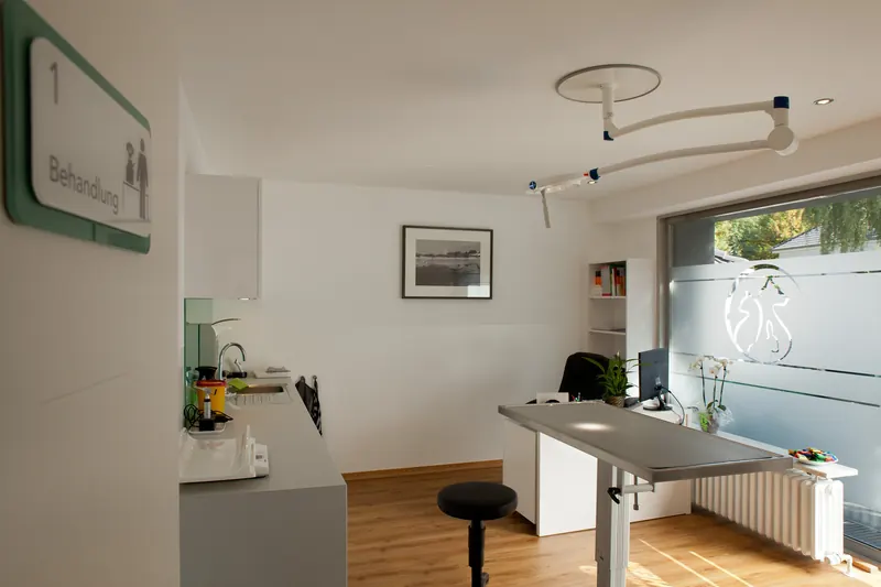 Behandlungsraum mit höhenverstellbarem Tisch