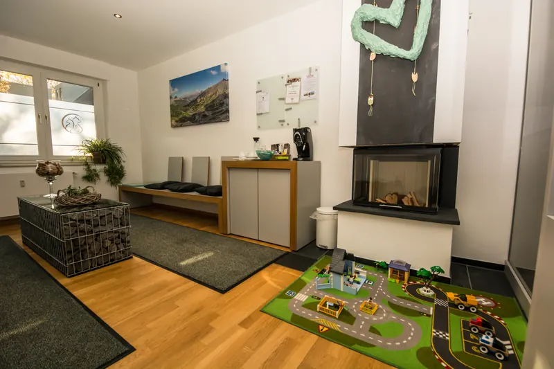 Das Wartezimmer mit Sitzbank und Fenster